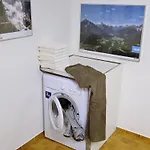 马里公寓 *